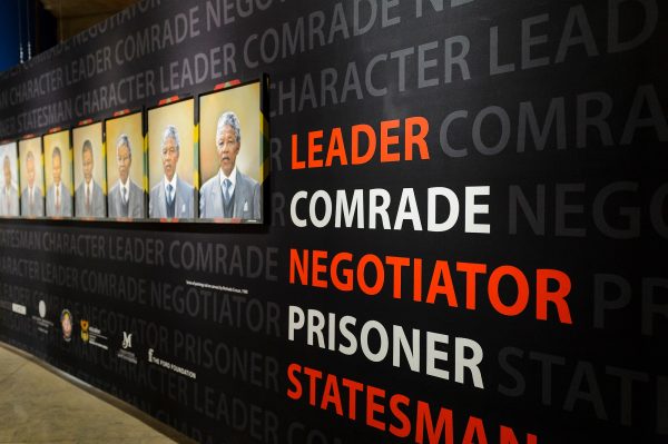 Display sobre a vida de Nelson Mandela. (Foto de Jeff Miller / UW-Madison)