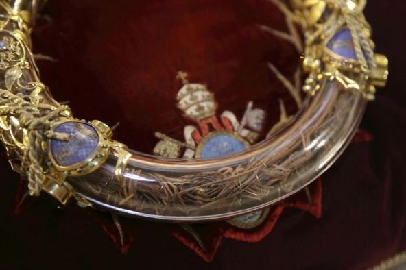 Coroa de Espinhos. Detalhes para os fios de ouro. Foto: REUTERS/Philippe Wojazer. 