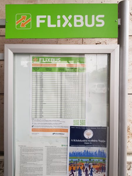Placa com os horários de saída e chegada dos ônibus Flixbus, presente em todas as paradas.