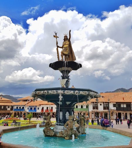 Estátua de Pachacutec na Plaza de Armas em Cusco.