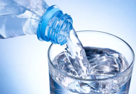 Beba de 4 a 6 litros de água por dia. Fonte: health.clevelandclinic.org 
