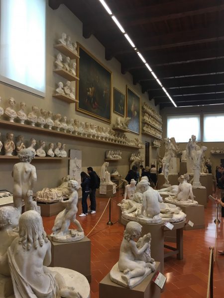 Sala de esculturas na Galleria dell'Academia