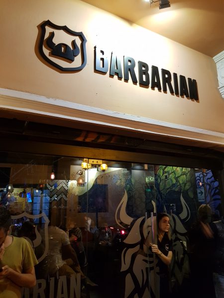 Entrada da Cervejaria Barbarian, no bairro de Miraflores, em Lima