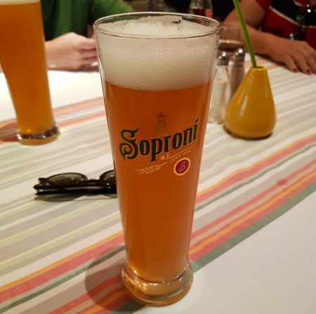 Cerveja Soproni, no restaurante Menza, em Budapeste