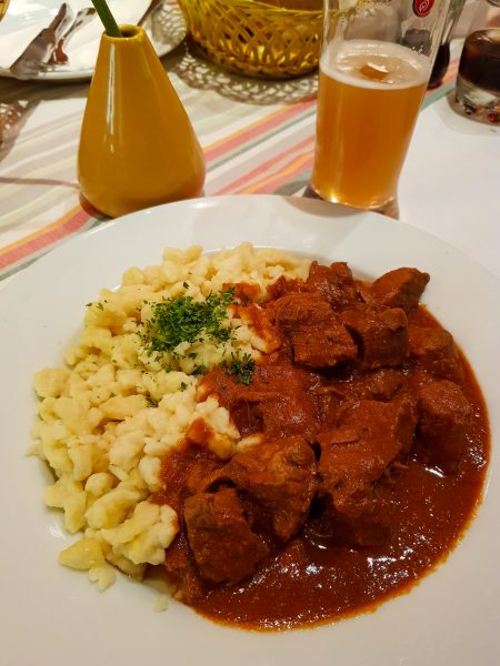 Beef húngaro com spaetzle, do restaurante Menza