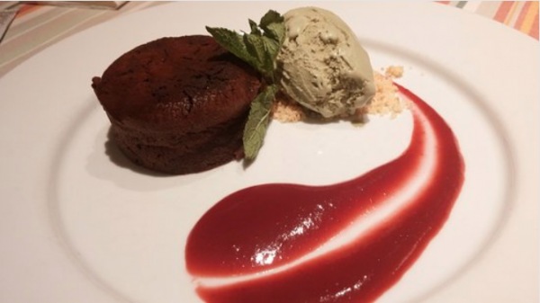 Bolo de chocolate com sorvete de pistache. Foto: tripadvisor.co.za