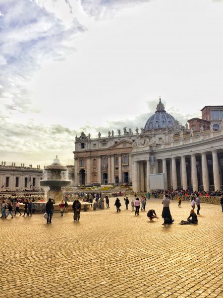 Praça de São Pedro, no Vaticano com a Basílica ao fundo.